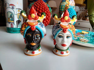 Paar maurische Köpfe mit Krone und Knäufen