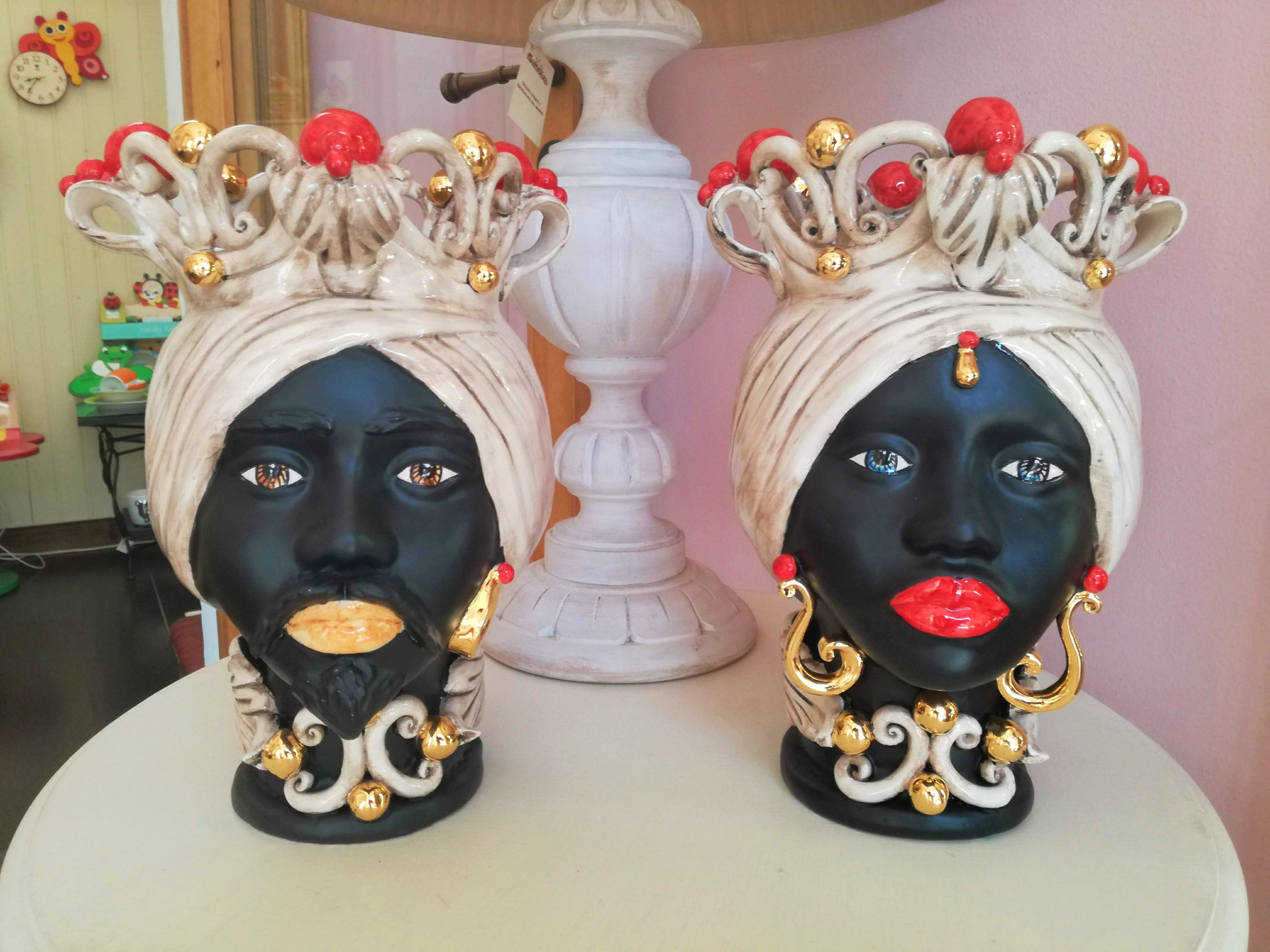 Paar Moor's Heads, rote Knöpfe und reines Gold