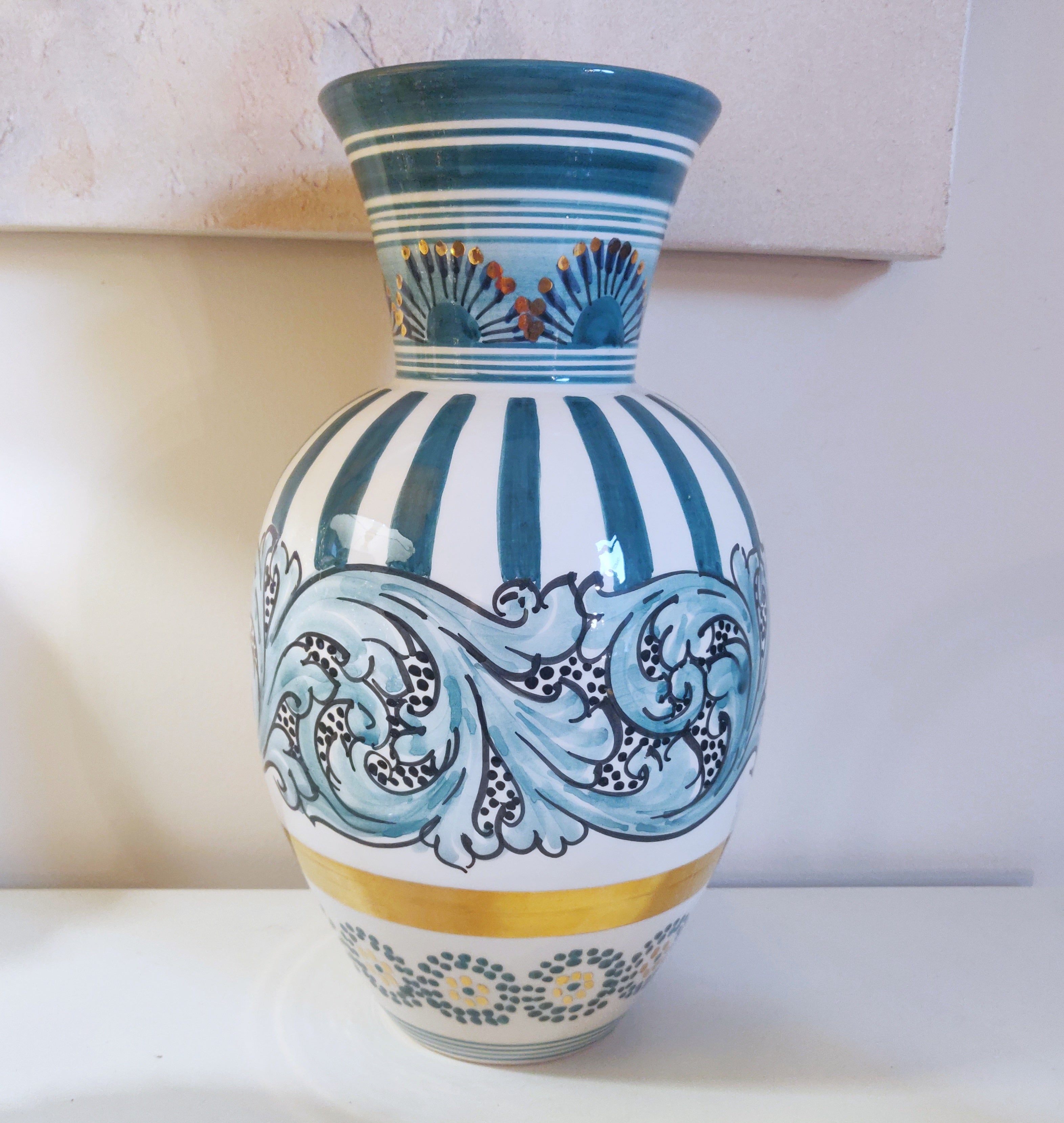 Vase mit blaugrüner und reiner Golddekoration