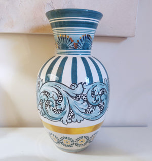 Vase mit blaugrüner und reiner Golddekoration