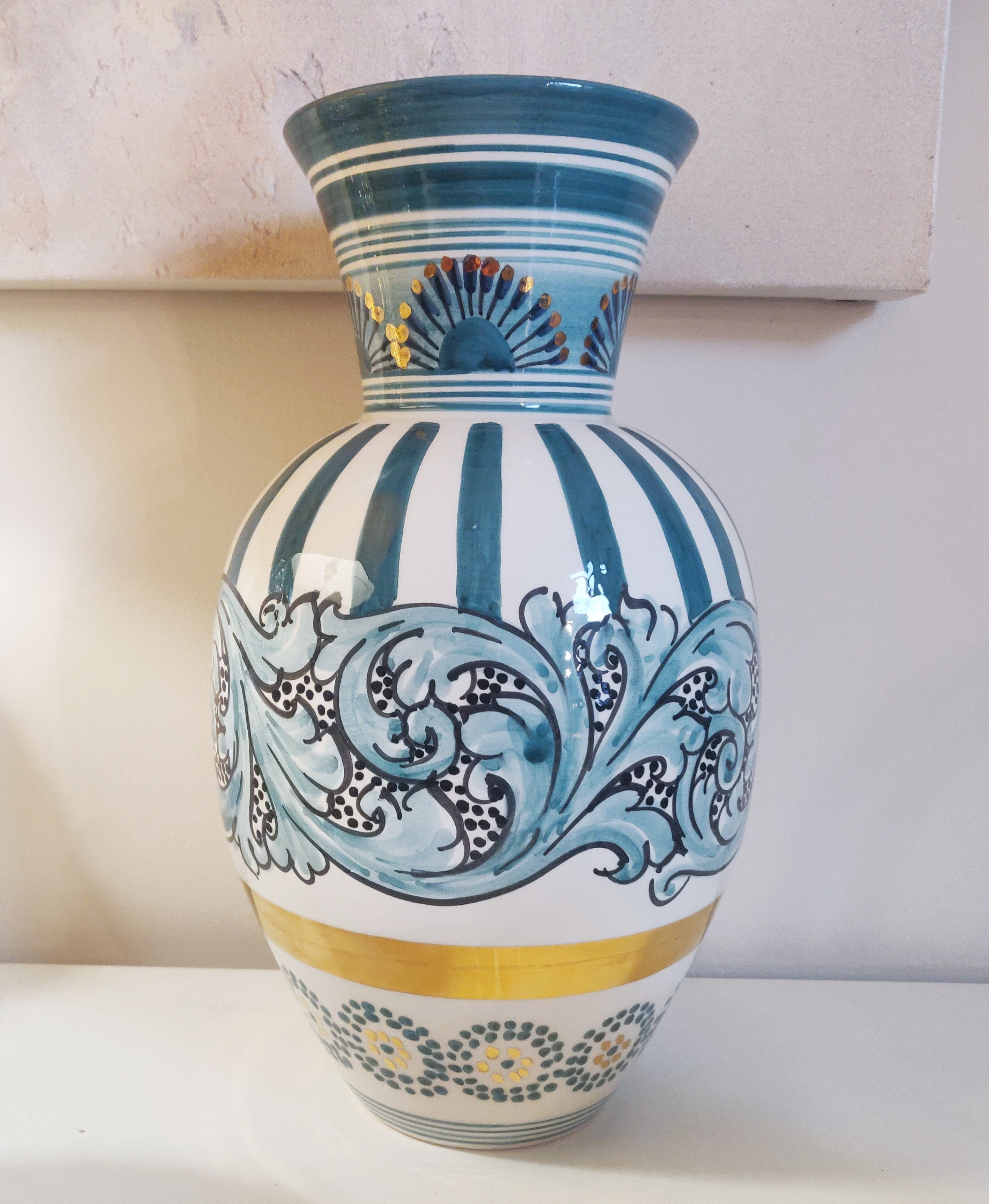 Vase mit blaugrüner und reiner Golddekoration