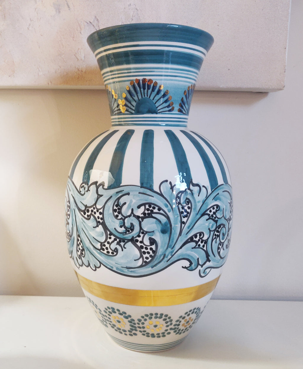Vase mit blaugrüner und reiner Golddekoration