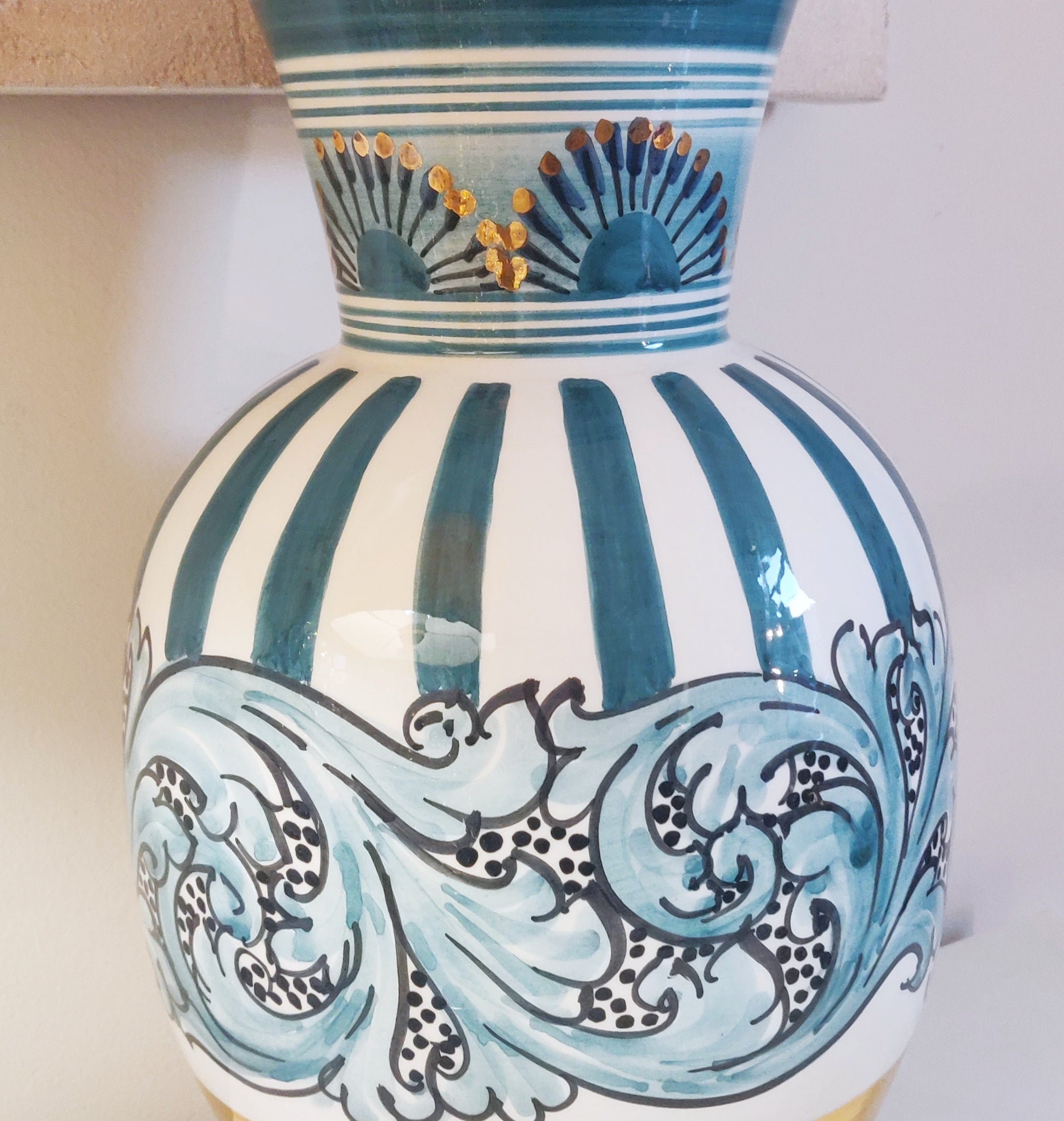 Vase mit blaugrüner und reiner Golddekoration