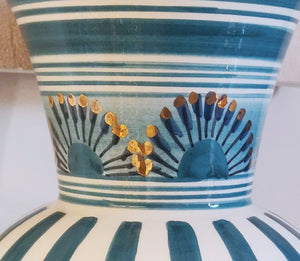 Vase mit blaugrüner und reiner Golddekoration