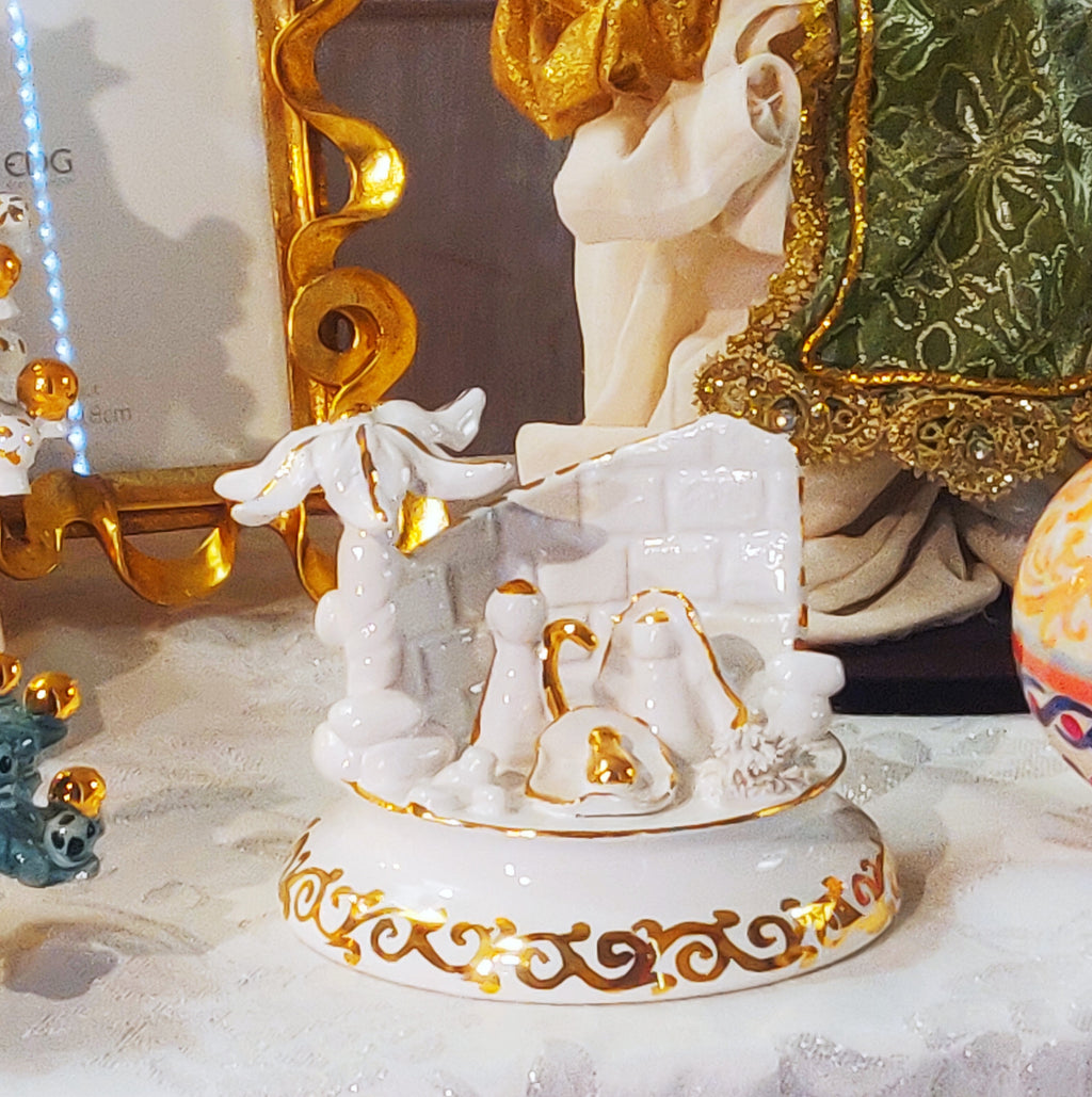 Presepe in ceramica bianca e oro zecchino
