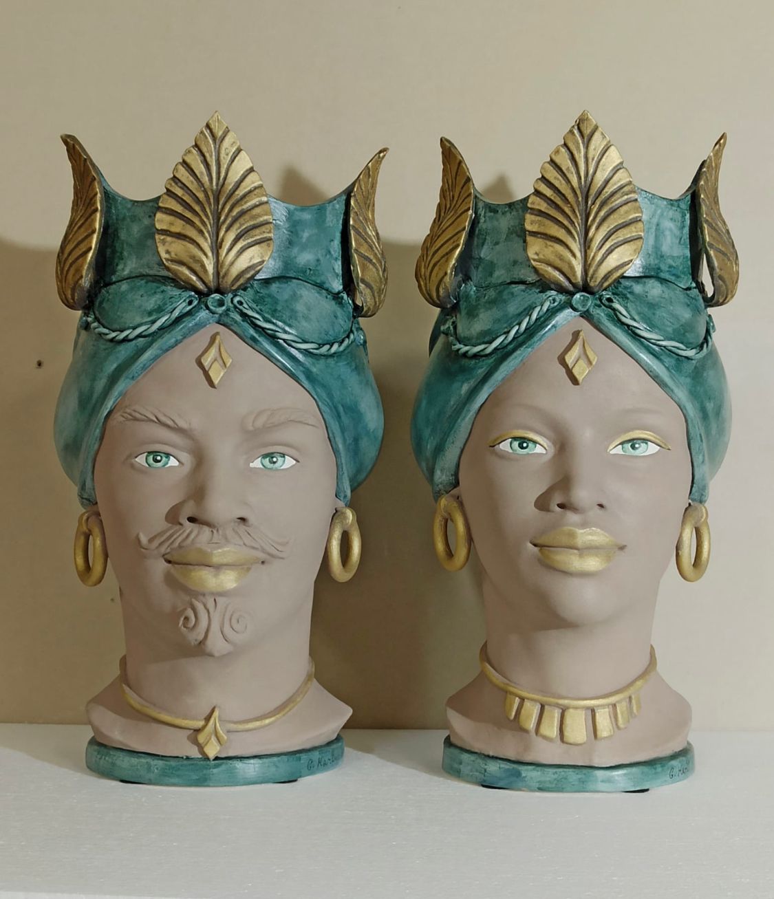 Paar maurische Köpfe mit türkisblauem Turban