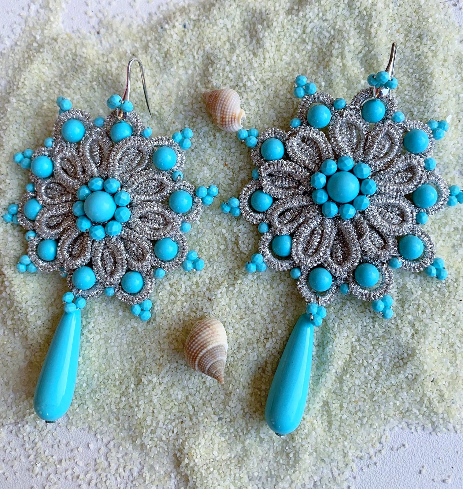 Earrings in chiaccherino lace and turquoise paste