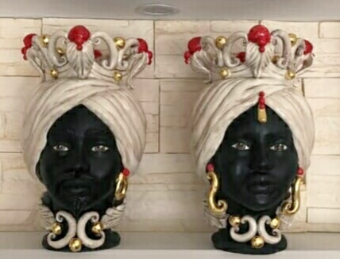 Paar Moor's Heads in antikem Weiß mit roten Knöpfen und reinem Gold