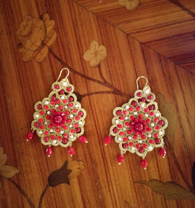 Earrings in tatting lace and coral beads
