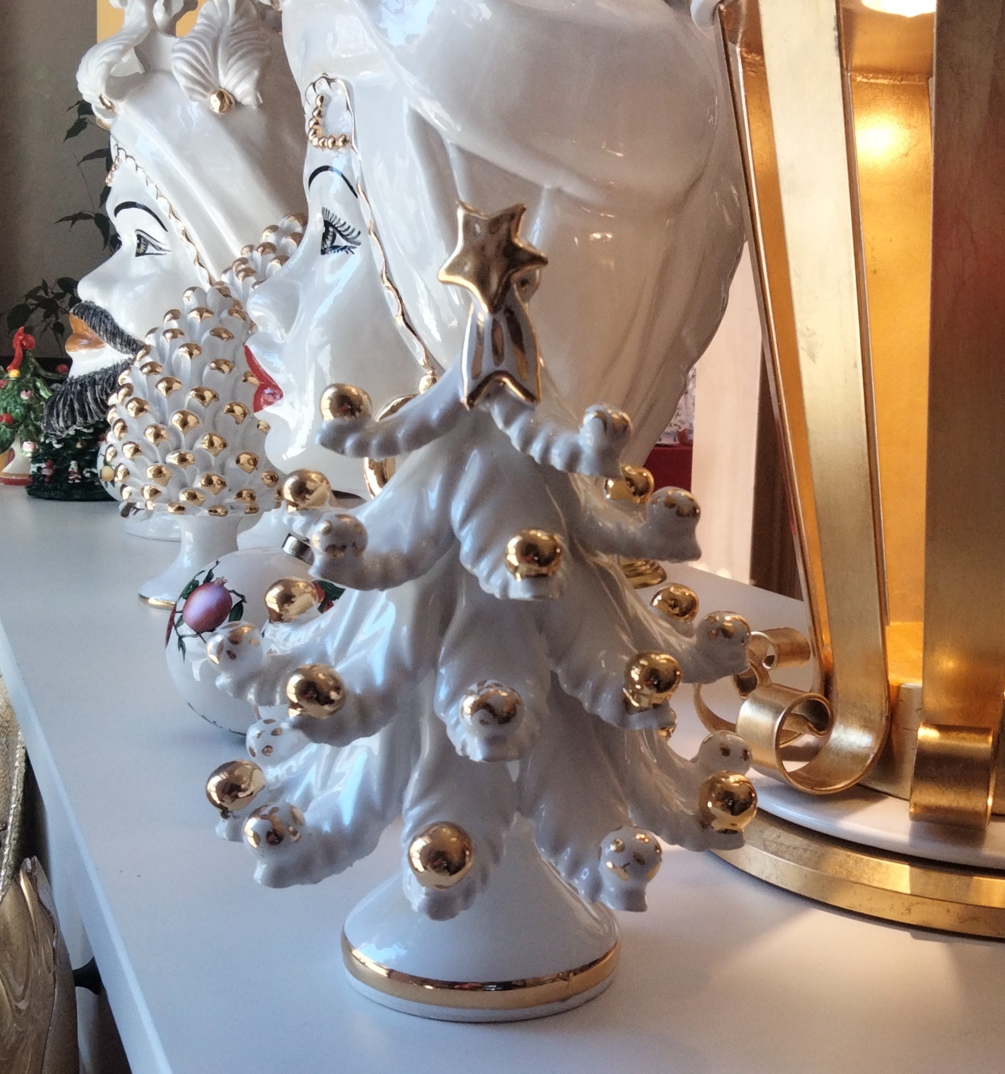 Weihnachtsbaum aus weißer Keramik und purem Gold
