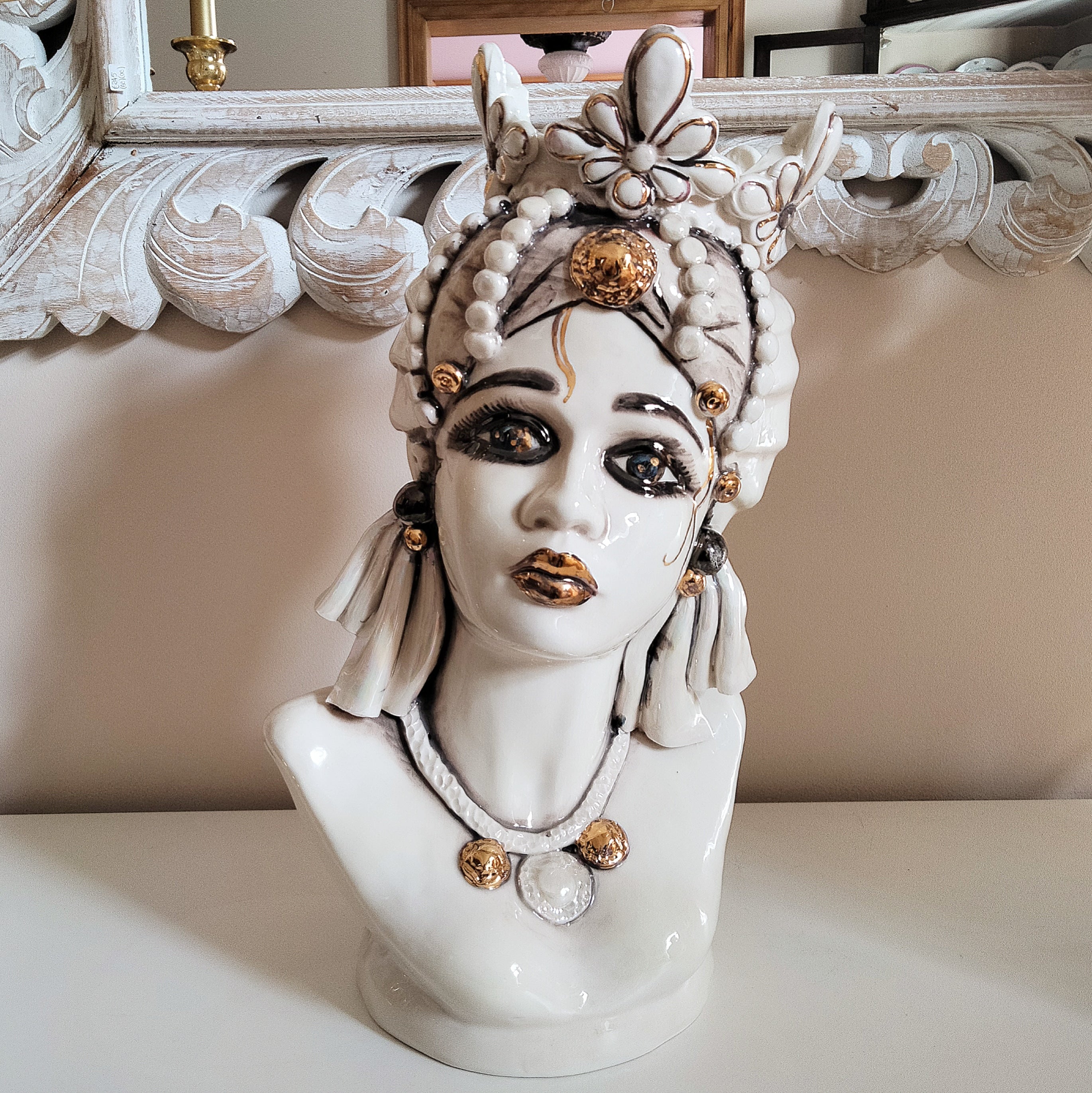 Busto di Medusa in bianco anticato e oro zecchino