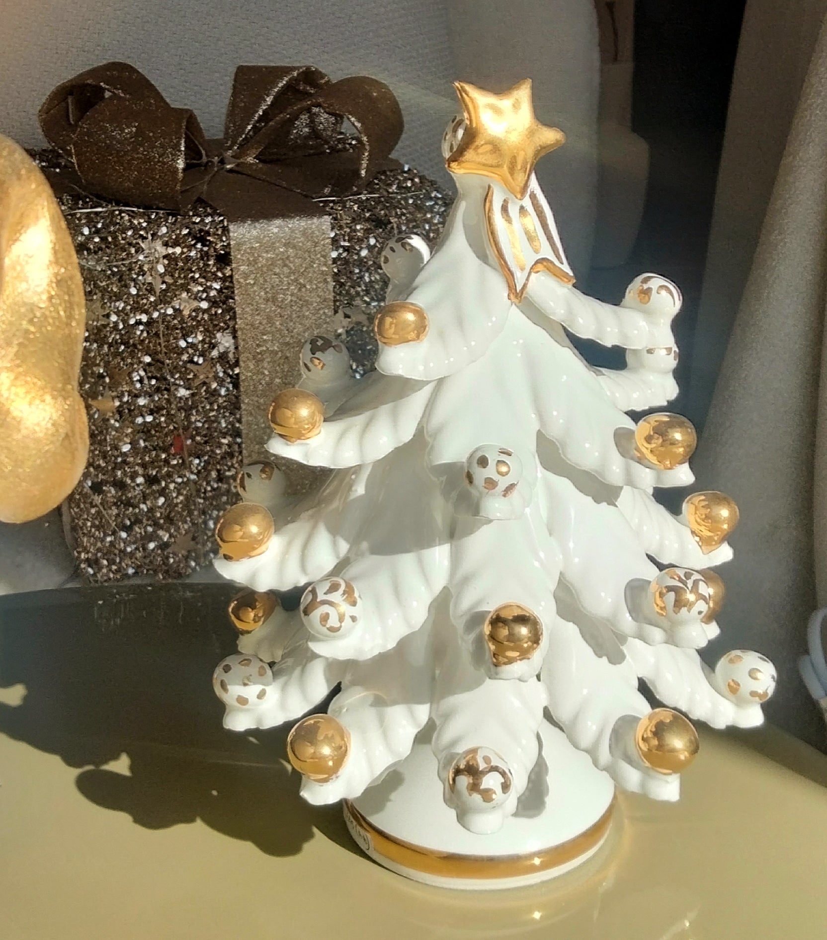 Alberello di Natale in ceramica bianca e oro zecchino